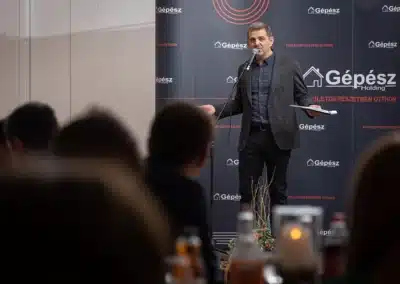 Céges partyi fotózás Karácsonyi partyi a Gépésznél 2024-ben beszéd távolról