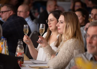 Céges partyi fotózás Karácsonyi partyi a Gépésznél 2024-ben koccintás