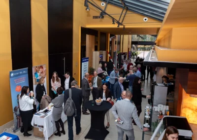 Kecskeméti Orvosi konferencia rendezvényfotózás szünetben sétálók a kiállítók között