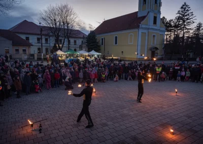 Városi rendezvényfotózás  Albertirsa tűzgyújtás 2023 tűztáncosok a téren