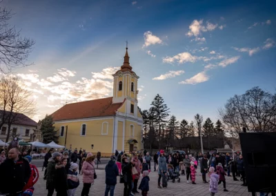 Városi rendezvényfotózás  Albertirsa tűzgyújtás 2023 templom előtt